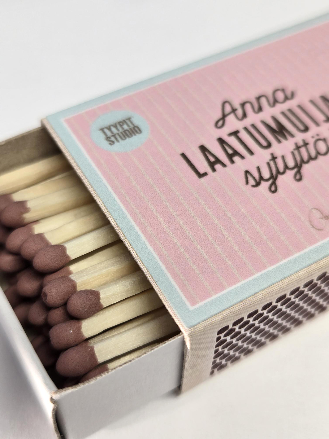 Tyypit Studion jo klassikoiksi muodostuneet Voimalause-tekstit naurattaa, vahvistaa, piristää - ne on otteita arkisesta elämästä. Voimalauseita löytyy vaihtuva valikoima erilaisina tuotteina. Tyypit Studio suunnittelee iloa sun elämään - jo vuodesta 2015!