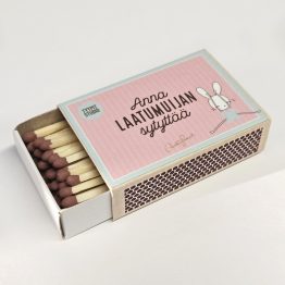 Tyypit Studion jo klassikoiksi muodostuneet Voimalause-tekstit naurattaa, vahvistaa, piristää - ne on otteita arkisesta elämästä. Voimalauseita löytyy vaihtuva valikoima erilaisina tuotteina. Tyypit Studio suunnittelee iloa sun elämään - jo vuodesta 2015!