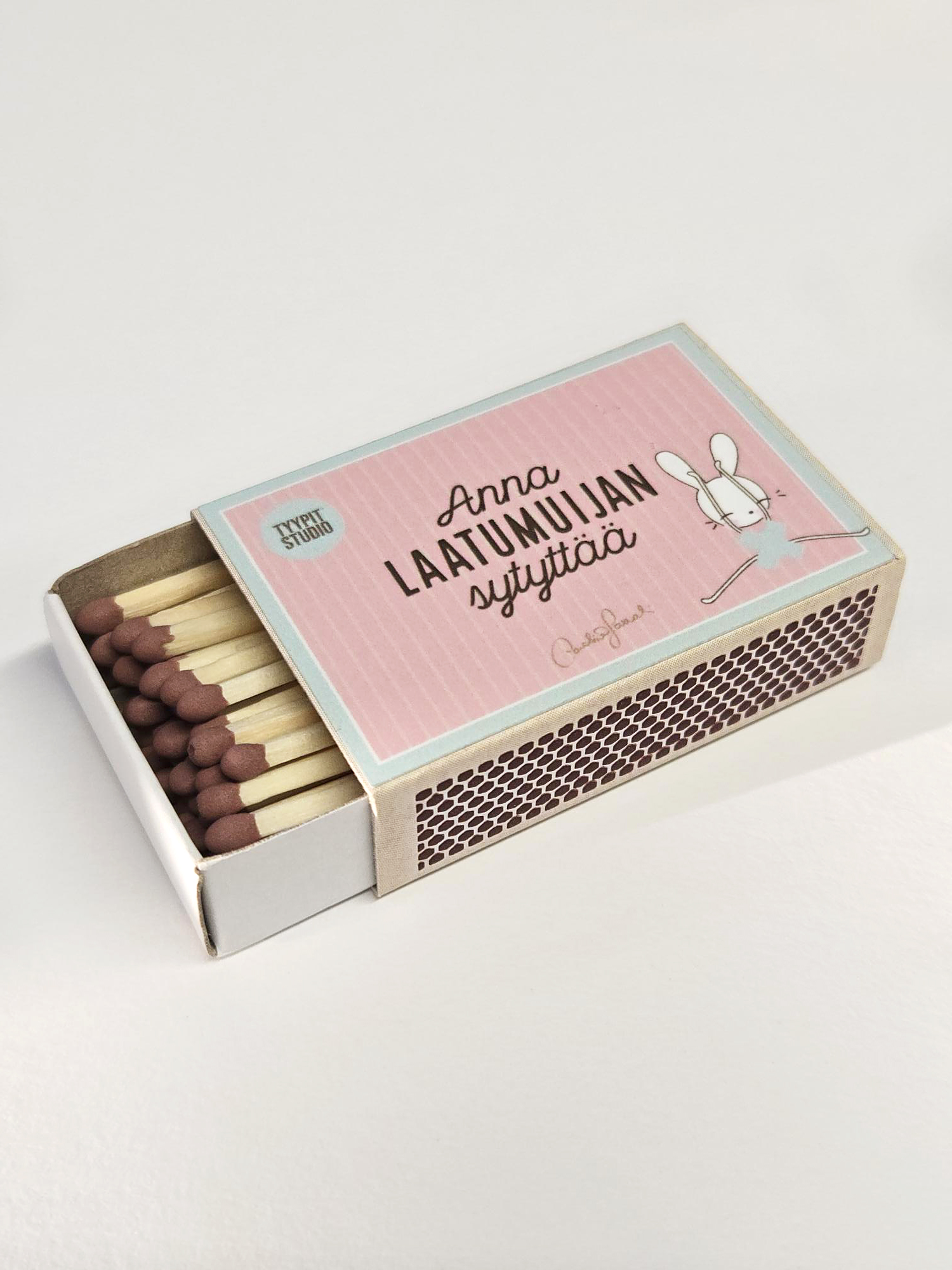 Tyypit Studion jo klassikoiksi muodostuneet Voimalause-tekstit naurattaa, vahvistaa, piristää - ne on otteita arkisesta elämästä. Voimalauseita löytyy vaihtuva valikoima erilaisina tuotteina. Tyypit Studio suunnittelee iloa sun elämään - jo vuodesta 2015!