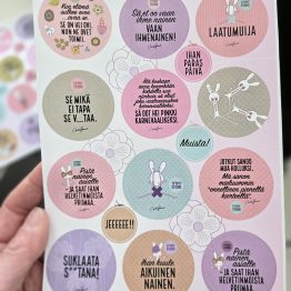 Tyypit Studion jo klassikoiksi muodostuneet Voimalause-tekstit naurattaa, vahvistaa, piristää - ne on otteita arkisesta elämästä. Voimalauseita löytyy vaihtuva valikoima erilaisina tuotteina. Tyypit Studio suunnittelee iloa sun elämään - jo vuodesta 2015!