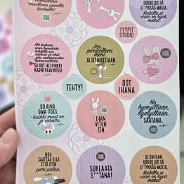 Tyypit Studion jo klassikoiksi muodostuneet Voimalause-tekstit naurattaa, vahvistaa, piristää - ne on otteita arkisesta elämästä. Voimalauseita löytyy vaihtuva valikoima erilaisina tuotteina. Tyypit Studio suunnittelee iloa sun elämään - jo vuodesta 2015!