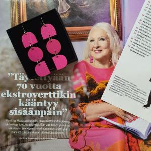 Viva-lehti lokakuu 2023 | Liisa Hyssälä ja Jono-korvikset © Tyypit