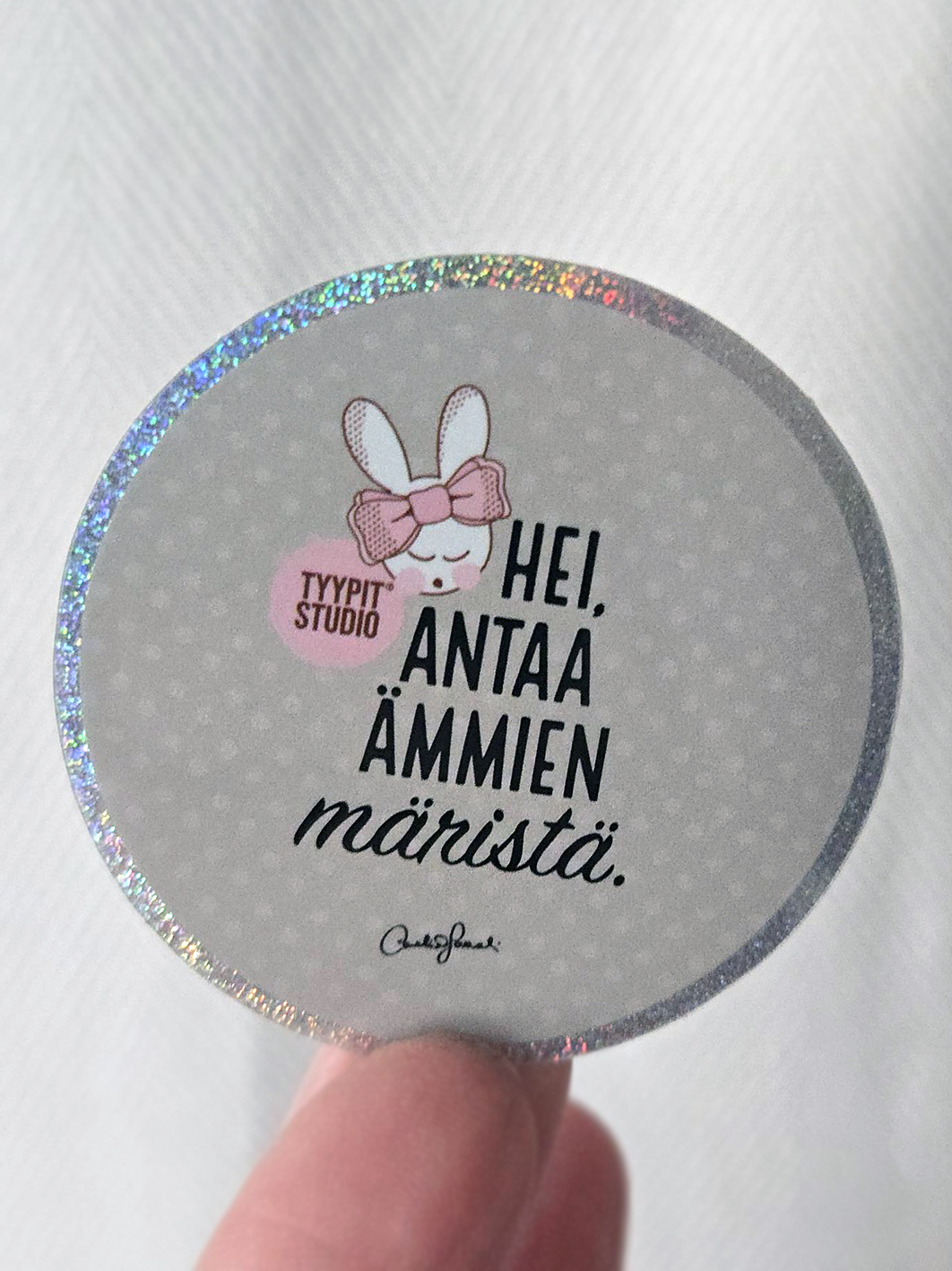 Tyypit Studion jo klassikoiksi muodostuneet Voimalause-tekstit naurattaa, vahvistaa, piristää - ne on otteita arkisesta elämästä. Voimalauseita löytyy vaihtuva valikoima erilaisina tuotteina. Tyypit Studio suunnittelee iloa sun elämään - jo vuodesta 2015!
