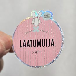 Tyypit Studion jo klassikoiksi muodostuneet Voimalause-tekstit naurattaa, vahvistaa, piristää - ne on otteita arkisesta elämästä. Voimalauseita löytyy vaihtuva valikoima erilaisina tuotteina. Tyypit Studio suunnittelee iloa sun elämään - jo vuodesta 2015!