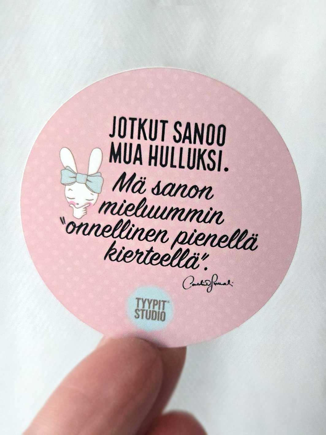 Tyypit Studion jo klassikoiksi muodostuneet Voimalause-tekstit naurattaa, vahvistaa, piristää - ne on otteita arkisesta elämästä. Voimalauseita löytyy vaihtuva valikoima erilaisina tuotteina. Tyypit Studio suunnittelee iloa sun elämään - jo vuodesta 2015!
