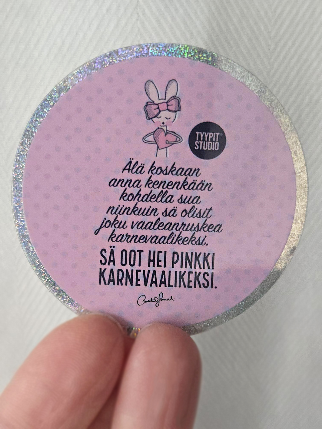 Tyypit Studion jo klassikoiksi muodostuneet Voimalause-tekstit naurattaa, vahvistaa, piristää - ne on otteita arkisesta elämästä. Voimalauseita löytyy vaihtuva valikoima erilaisina tuotteina. Tyypit Studio suunnittelee iloa sun elämään - jo vuodesta 2015!