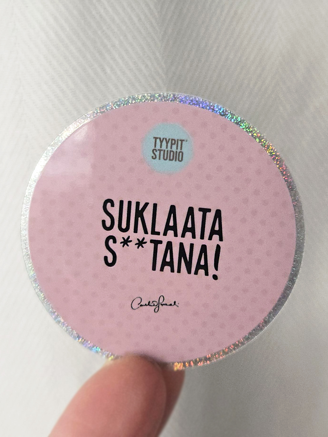 Tyypit Studion jo klassikoiksi muodostuneet Voimalause-tekstit naurattaa, vahvistaa, piristää - ne on otteita arkisesta elämästä. Voimalauseita löytyy vaihtuva valikoima erilaisina tuotteina. Tyypit Studio suunnittelee iloa sun elämään - jo vuodesta 2015!